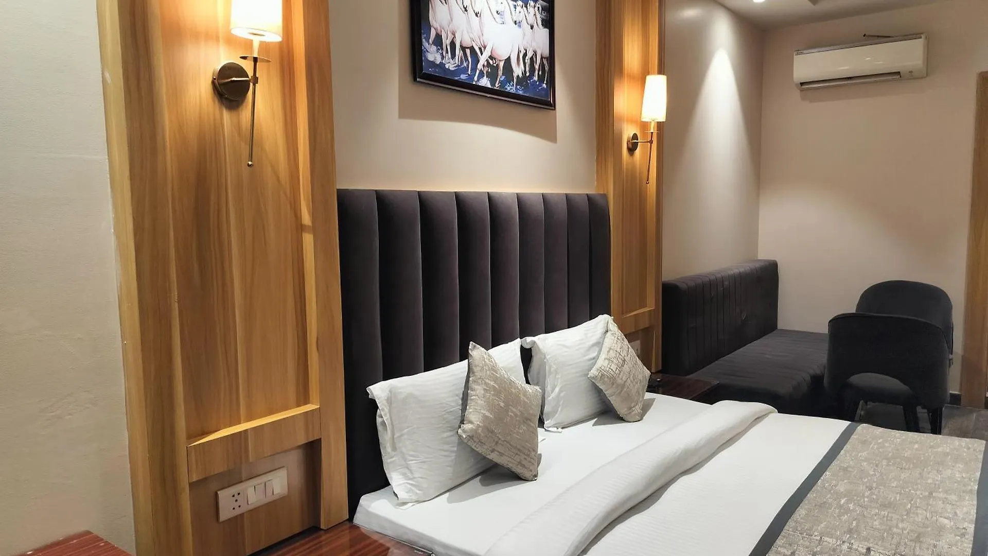 Airport Hotel Lotus Villa 10 Minutes Delhi Aerocity Metro New Delhi India